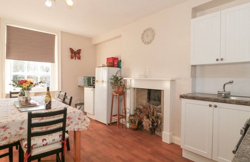 Dursley Apartment | WARDS COURT 2, family friendly, with a garden in Frampton On Severn