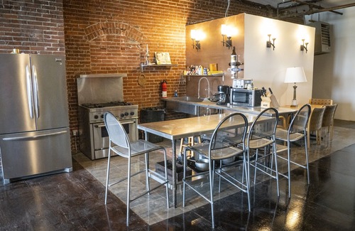 Downtown St. Louis House | Warehouse Hotel - Retreats & Groups St Louis & Event Space Sleeps Up to 80