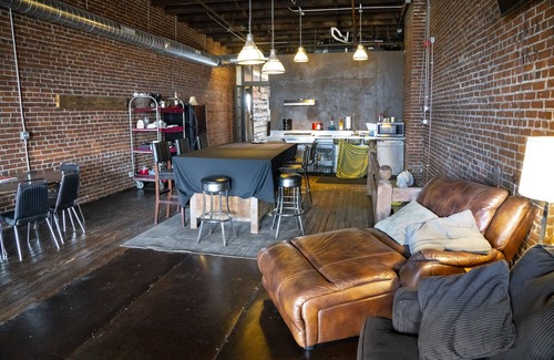 Downtown St. Louis House | Warehouse Hotel - Retreats & Groups St Louis & Event Space Sleeps Up to 80
