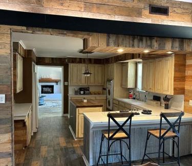 Monroe House | Warhawks Cavern Getaway Near ULM