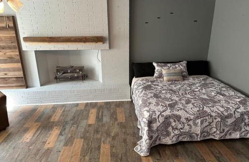 Monroe House | Warhawks Cavern Getaway Near ULM