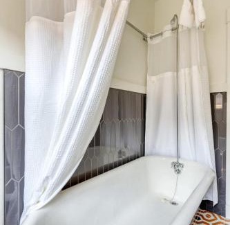 Hosford-Abernethy Apartment | Warhol Suite - Cozy Apartment - 92 WalkScore