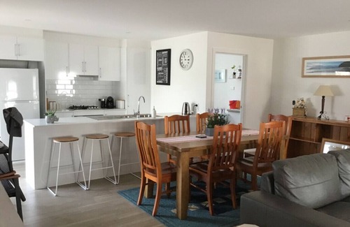 Warilla House | Warilla · Beach Retreat - Bright and Airy Townhouse