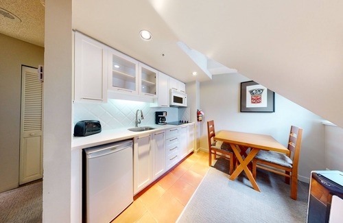 Whistler Village Apartment | Warm 5th-floor studio with electric fireplace - near the lifts & golf course