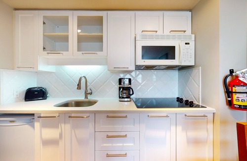 Whistler Village Apartment | Warm 5th-floor studio with electric fireplace - near the lifts & golf course