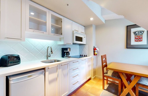Whistler Village Apartment | Warm 5th-floor studio with electric fireplace - near the lifts & golf course