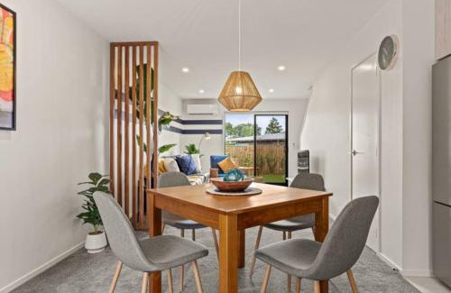 Henderson House | Warm and Bright 2 Bed Townhouse