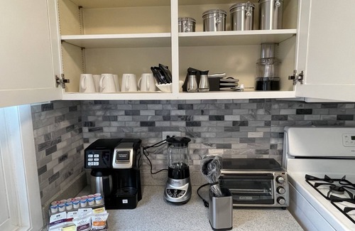 Winnetka House | Warm and Cheerful 3 Bedroom Winnetka Townhouse