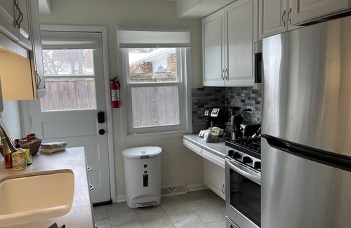 Winnetka House | Warm and Cheerful 3 Bedroom Winnetka Townhouse