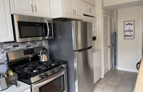 Winnetka House | Warm and Cheerful 3 Bedroom Winnetka Townhouse