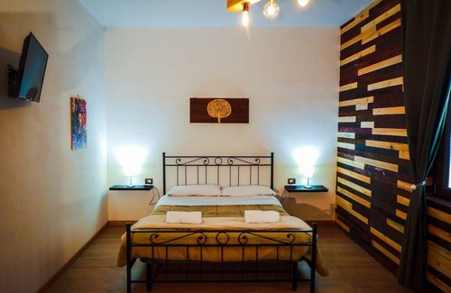 Piazza Armerina Bed & Breakfast | Warm and cozy room with handcrafted recycled wood finishes