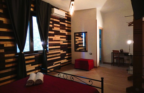 Piazza Armerina Bed & Breakfast | Warm and cozy room with handcrafted recycled wood finishes