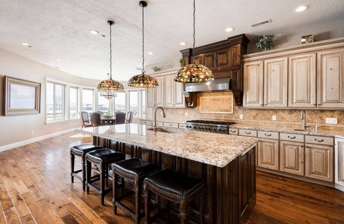 Kamas House | Warm and Luxurious Mountain Mansion near Park City