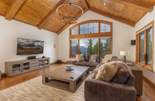 Woodmoor House | Warm and luxurious, spectacular views, all en-suites, hot tub, shuffle board, arcade machine!