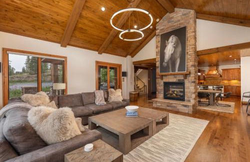 Woodmoor House | Warm and luxurious, spectacular views, all en-suites, hot tub, shuffle board, arcade machine!