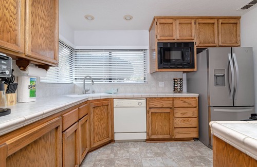 Elk Grove House | Warm and Sweet 3B2B house next to parks