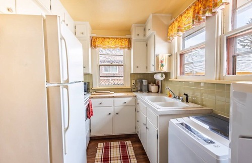 Laramie House | Warm and Welcoming 2 Bedroom 2 Blocks from UWYO