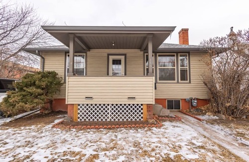 Laramie House | Warm and Welcoming 2 Bedroom 2 Blocks from UWYO