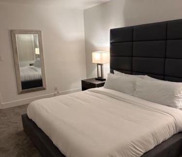 La Brea Apartment | Warm and Welcoming