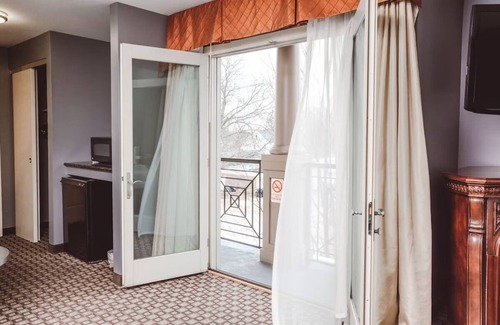 Zion Hotel | Warm Boutique Vibes with Firepits l Near Shiloh House & Lake Michigan