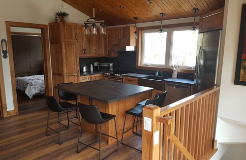 Barrie Ski Chalet | Warm, comfortable rustic luxury chalet near lake, park, forest trails and skiing
