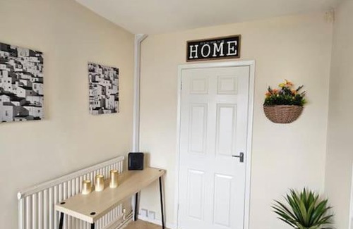 Luton Apartment | Warm Contractor-Friendly Home