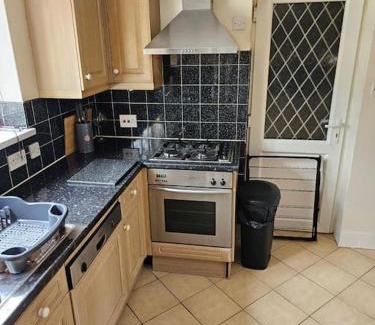 Luton Apartment | Warm Contractor-Friendly Home