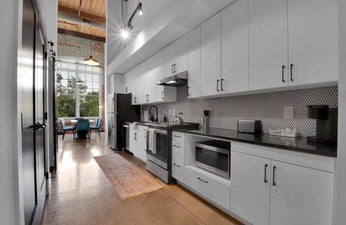 Judson Apartment | Warm, Cozy 2BD | Pool | Gym | Central!