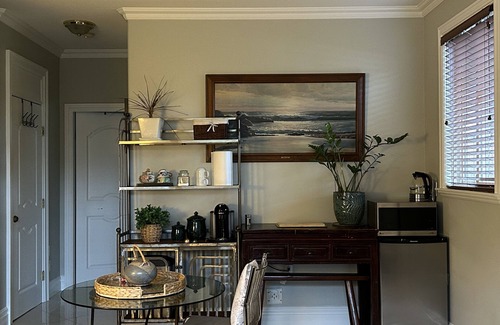 Richmond House | Warm & Cozy Garden suite - YVR with Free parking