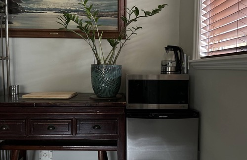 Richmond House | Warm & Cozy Garden suite - YVR with Free parking
