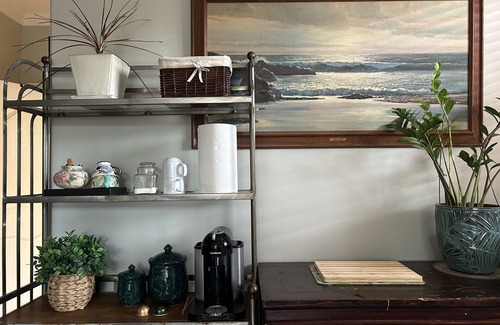 Richmond House | Warm & Cozy Garden suite - YVR with Free parking
