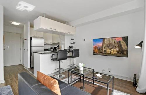 Indian Village Apartment | Warm & Elegant Studio Apt in Chicago - Algonquin 02-009A