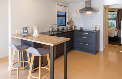 Edgeware House | Warm Family Comfort in the City with Garage Parking