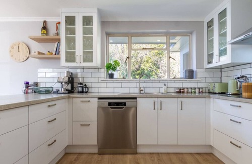 Avonhead House | Warm Family Home near CHCH Airport with Parking