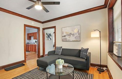 East Albany Park Apartment | Warm & Inviting 2BR Apartment - Fullerton 1B