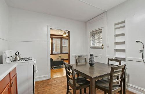 East Albany Park Apartment | Warm & Inviting 2BR Apartment - Fullerton 1B