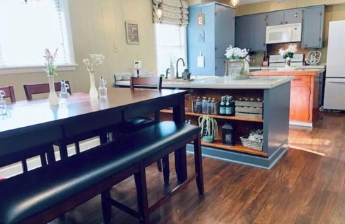Greenwood House | Warm & Inviting home 5 minutes walking distance from restaurants.