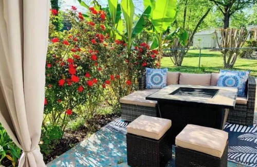 Greenwood House | Warm & Inviting home 5 minutes walking distance from restaurants.