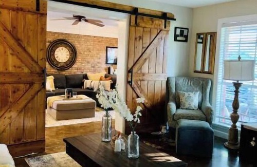 Greenwood House | Warm & Inviting home 5 minutes walking distance from restaurants.