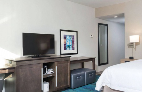 Schaumburg House | Warm & Inviting Room! Parking & Wi-Fi Included!