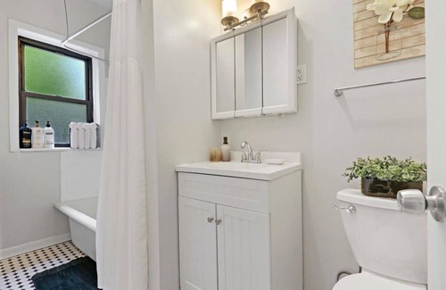 Rogers Park Apartment | Warm & Lovely 2BR Apt close to Dining & Shops