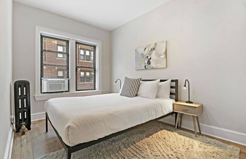 Rogers Park Apartment | Warm & Lovely 2BR Apt close to Dining & Shops