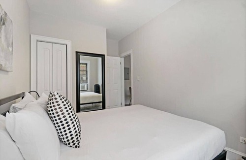 Rogers Park Apartment | Warm & Lovely 2BR Apt close to Dining & Shops