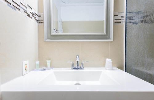 Warm Mineral Springs Hotel | Warm Mineral Springs Motel