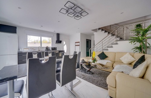 Fronsac House | Warm, new 90m2 house 5 minutes walk from the town center