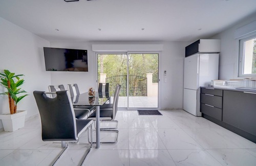 Fronsac House | Warm, new 90m2 house 5 minutes walk from the town center