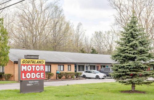 Riverview Apartment | Warm Private Room in Detroit for Up to 4 w WiFi