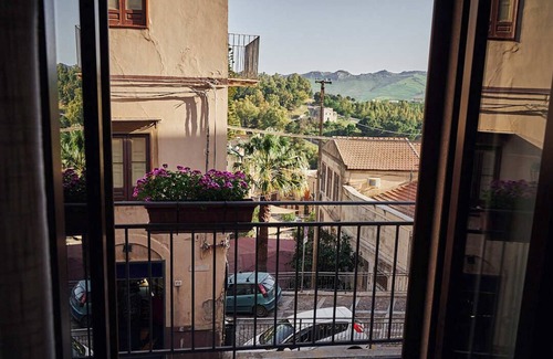 Caccamo House | WARM ROOM, OVERLOOKING THE COURSE, SPACIOUS AND FRESHLY RENOVATED
