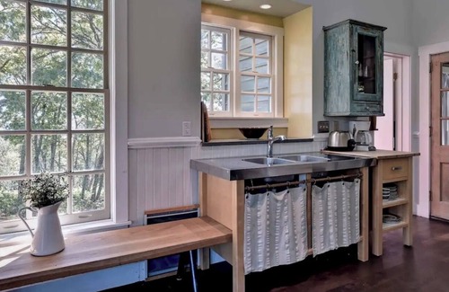 Valley Springs Cabin | Warm Springs Mountain Cabin w/Modern Style
