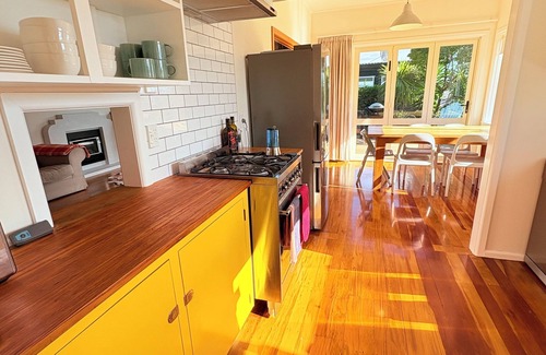 Ahuriri House | Warm & Sunny Bungalow Overlooking Vibrant Ahuriri Village. Perfect for families.
